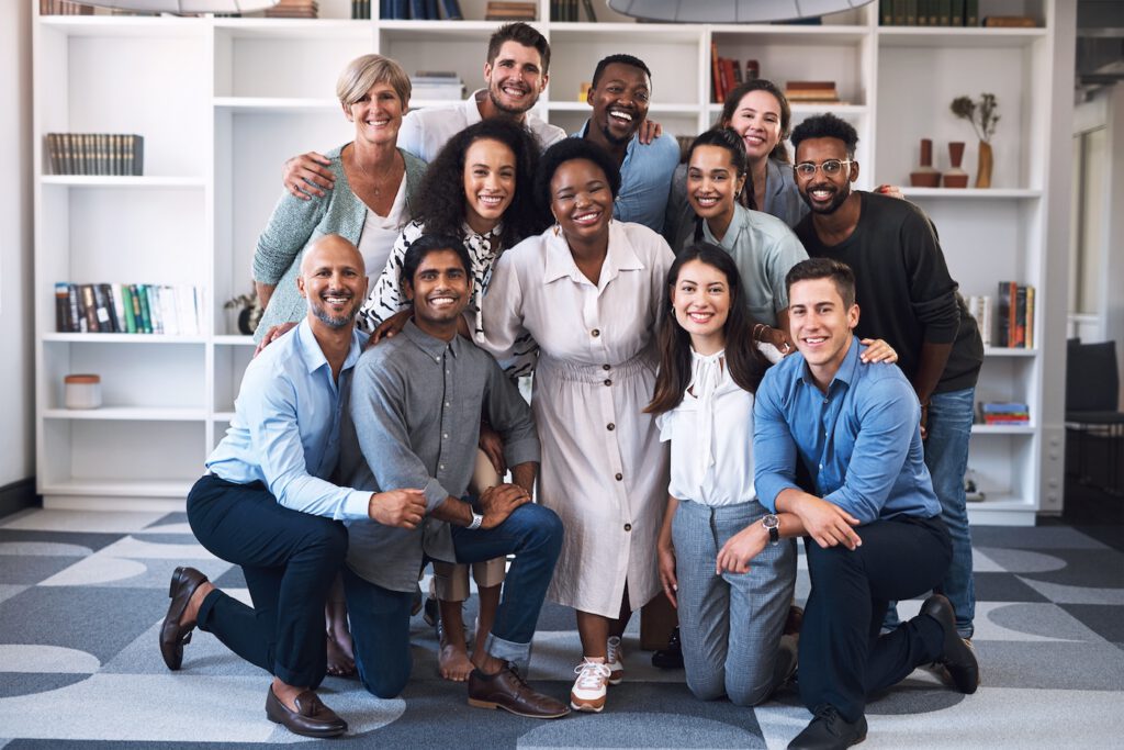 Retrato de un grupo diverso de profesionales de negocios reunidos en una oficina.